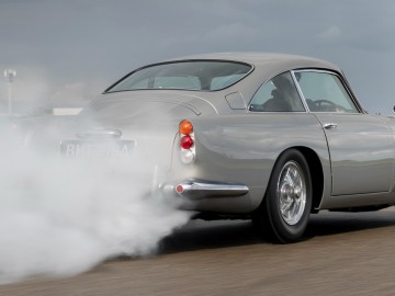 Aston Martin DB5 - kaskaderskie wyczyny na planie filmu o 007